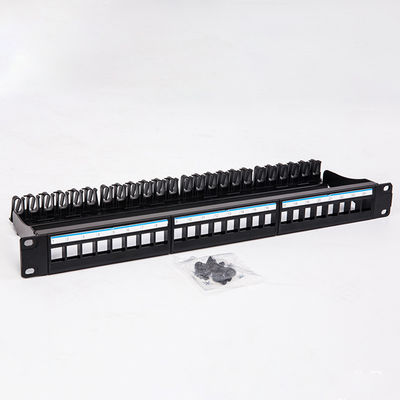 Jaques trapezoides pretos da placa RJ45 do porto CAT6 do painel de remendo 24 de UTP 1U